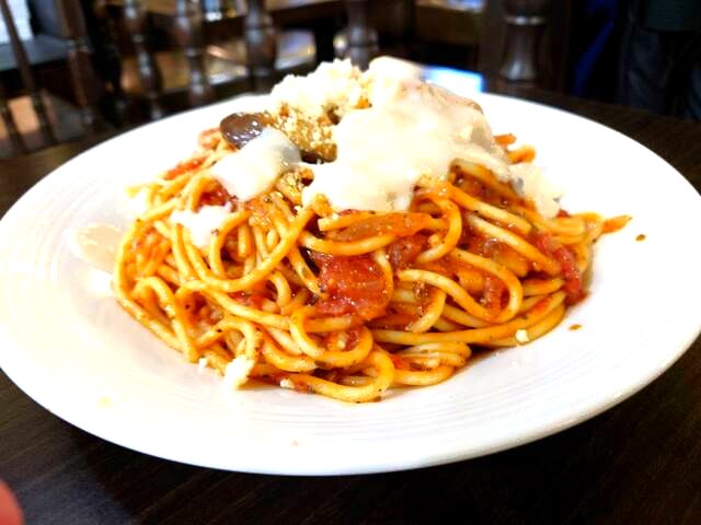 チーズたっぷりのトマトソーススパゲッティ